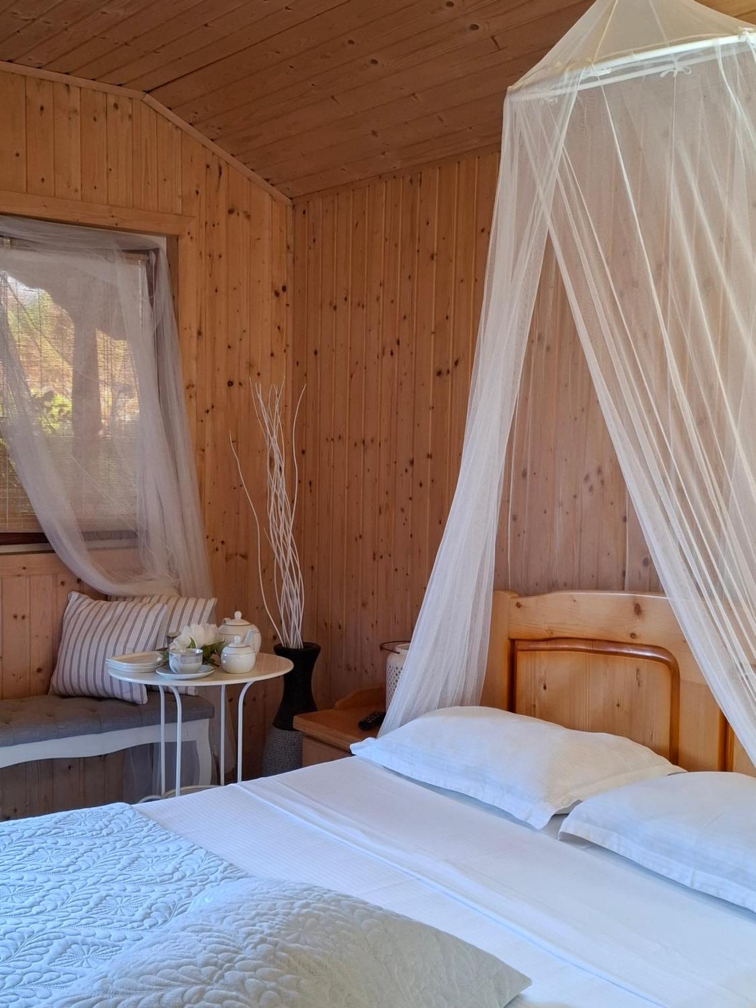 Cabane De Lemn Костинещи Екстериор снимка