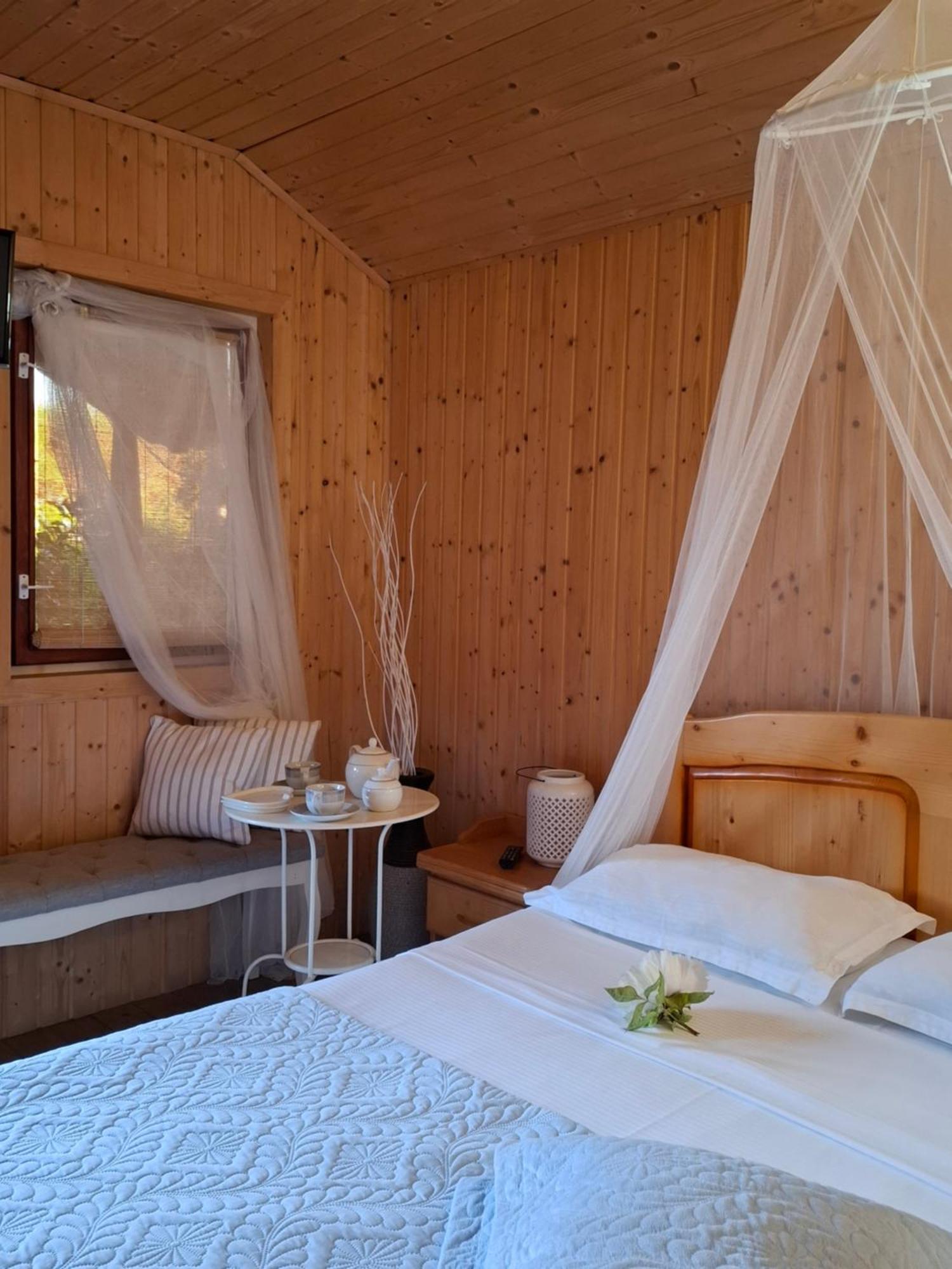 Cabane De Lemn Костинещи Екстериор снимка