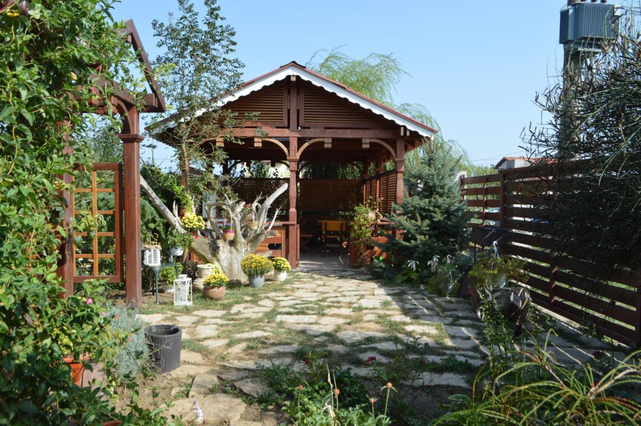 Cabane De Lemn Костинещи Екстериор снимка